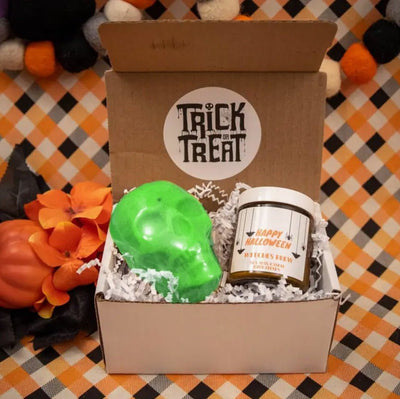 Halloween Gift Box with Candle and Skull Bath Bomb - Oily BlendsHalloween Gift Box with Candle and Skull Bath Bomb